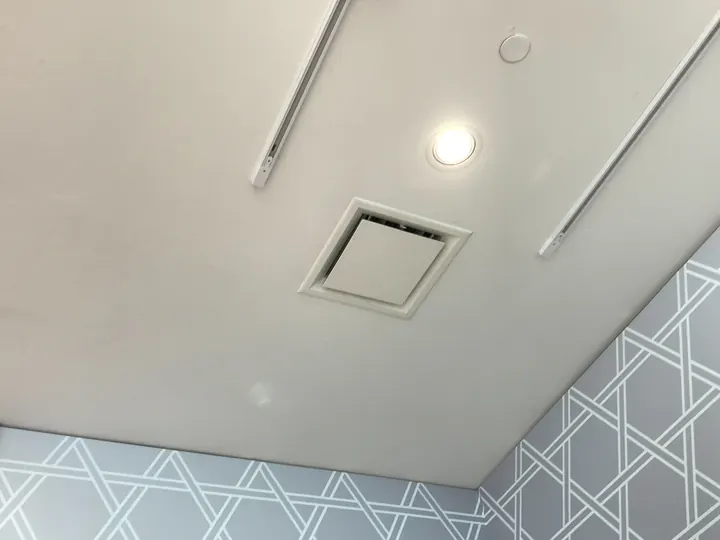 Ceiling diffuser in a lobby